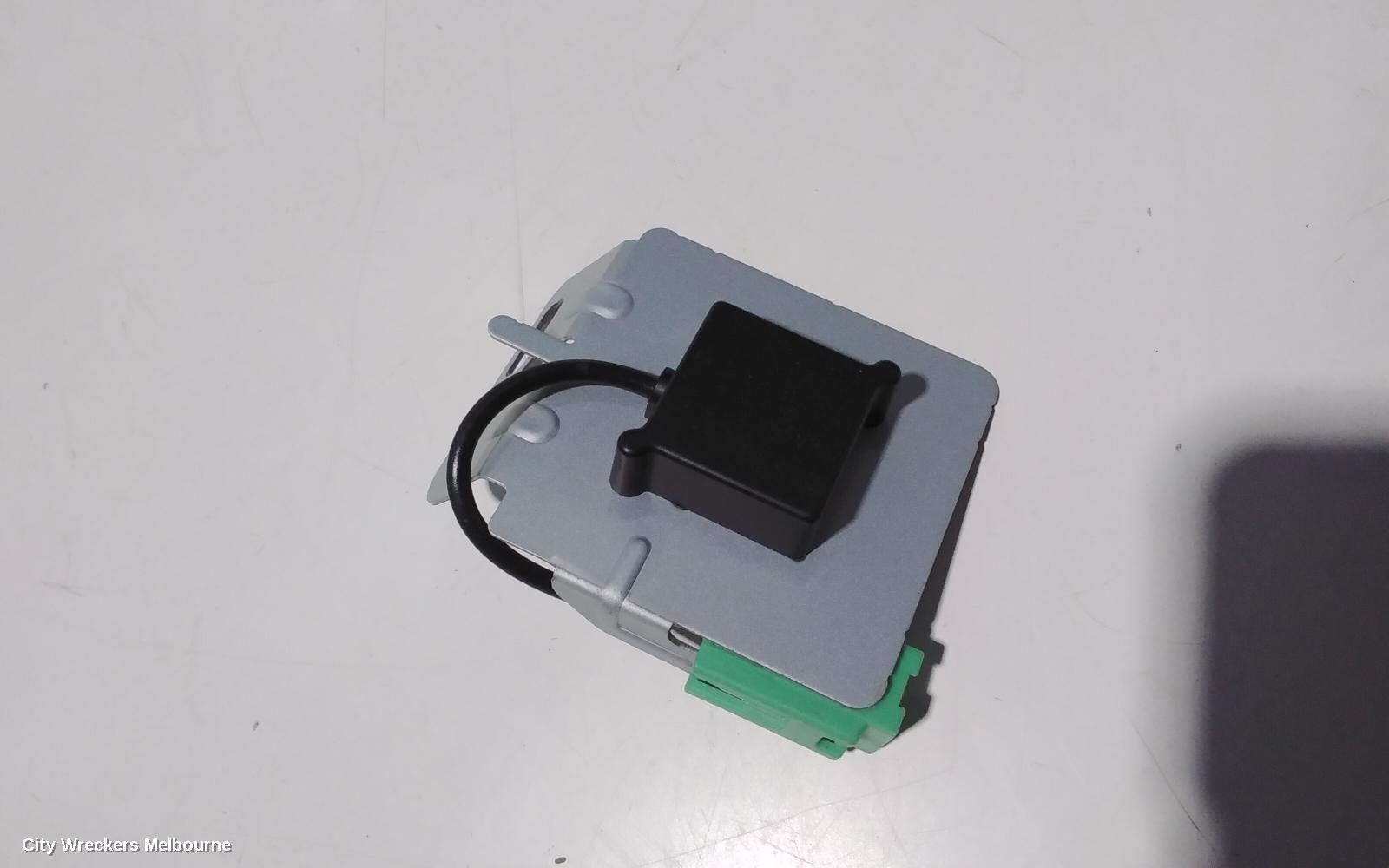 MAZDA CX3 RADIO/CD/DVD/SAT/TV, DISPLAY UNIT, 8IN, TOUCHSCREEN, DK, 03/2015 ONWARDS