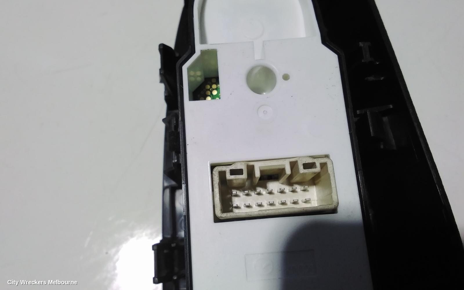 MAZDA CX3 PWR DR WIND SWITCH, RH FRONT (MASTER SWITCH), W/ AUTO FOLD TYPE, DK, 02/2017 ONWARDS