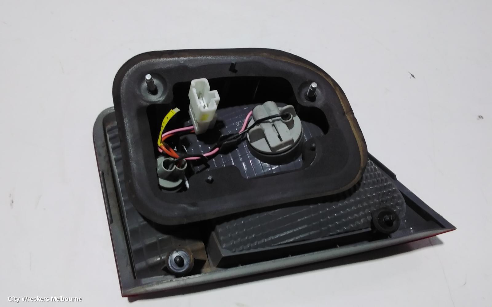 KIA SORENTO REAR GARNISH, TAILGATE LAMP (LH SIDE), LED TYPE, XM, 10/2009 - 09/2012