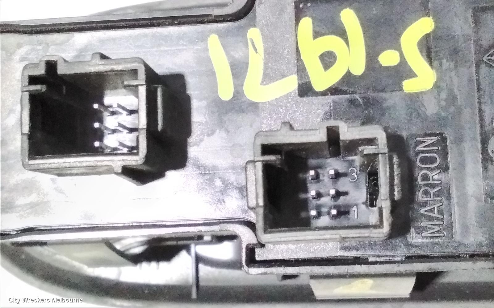 PEUGEOT 308 PWR DR WIND SWITCH, RH FRONT (MASTER SWITCH), 3 ARROWS MIRROR SWITCH, W/ FOLDING MIRROR), T7, 09/2007 - 09/2014