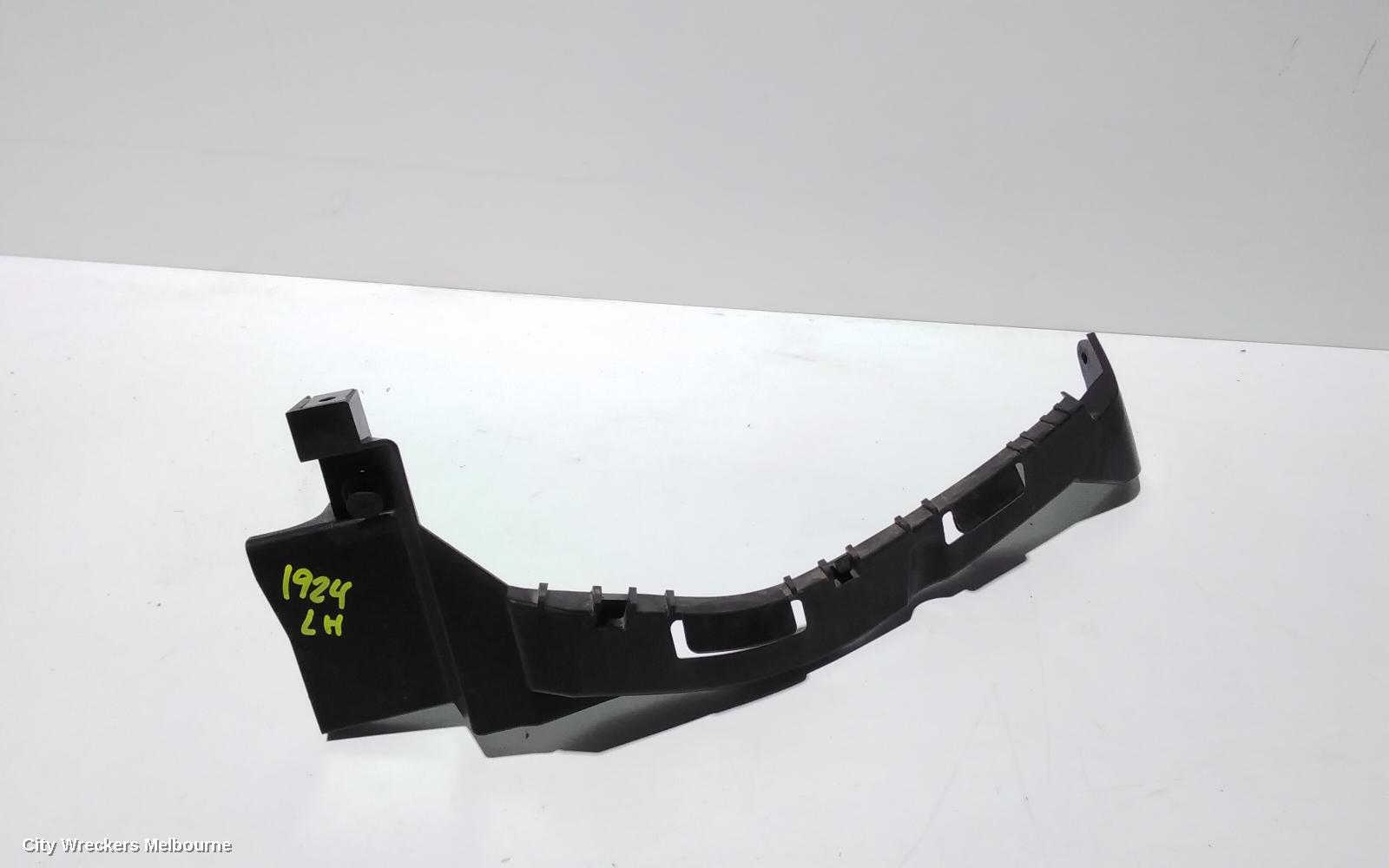 MAZDA 3, BP, 03/2019 ONWARDS, LEFT HEAD LIGHT BRAKET: 88933