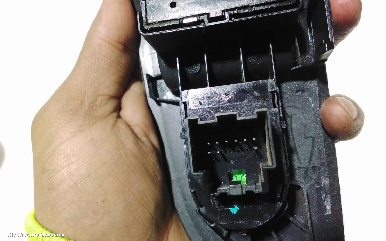 HOLDEN COMMODORE PWR DR WIND SWITCH, FRONT CENTRE MASTERSWITCH, 4 DOOR, BLACK, VE, 08/2006 - 04/2013