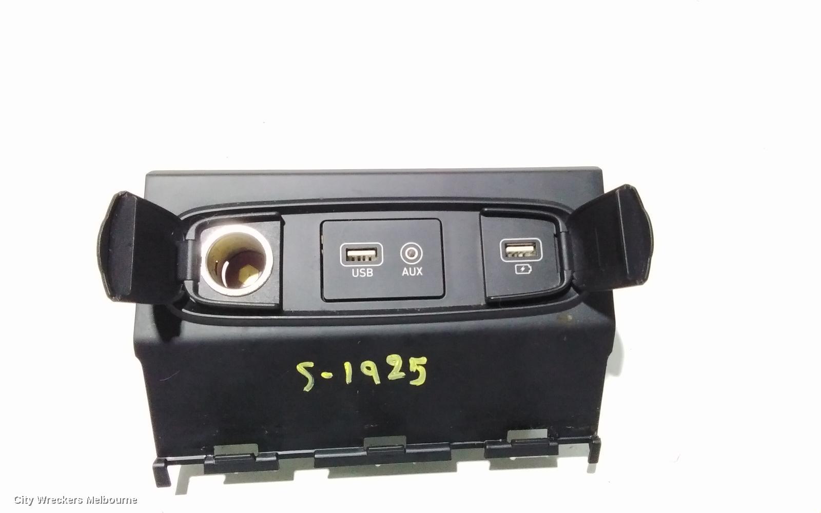 HYUNDAI SANTA FE, TM, 03/2018 - 10/2023, LIGHTER AND USB PORT: 89886