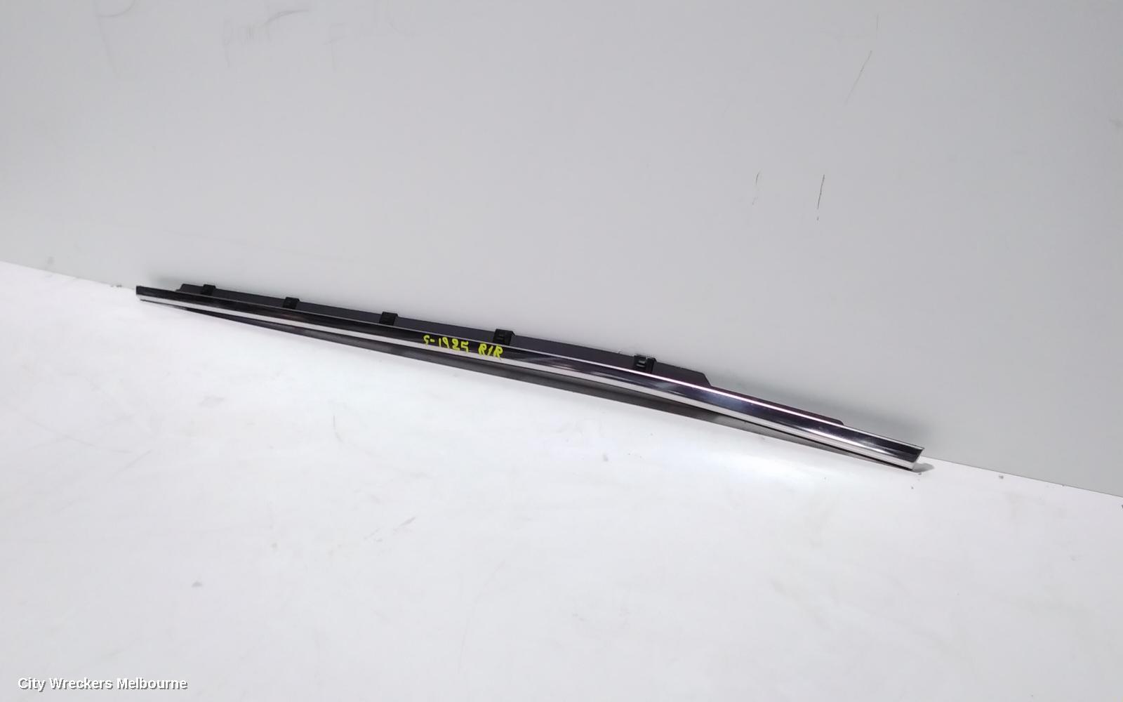 HYUNDAI SANTA FE DOOR MOULD, RHR CHROM MOULD: 89973, RH REAR, W/ CHROME INSERT TYPE, TM, 03/2018 ONWARDS