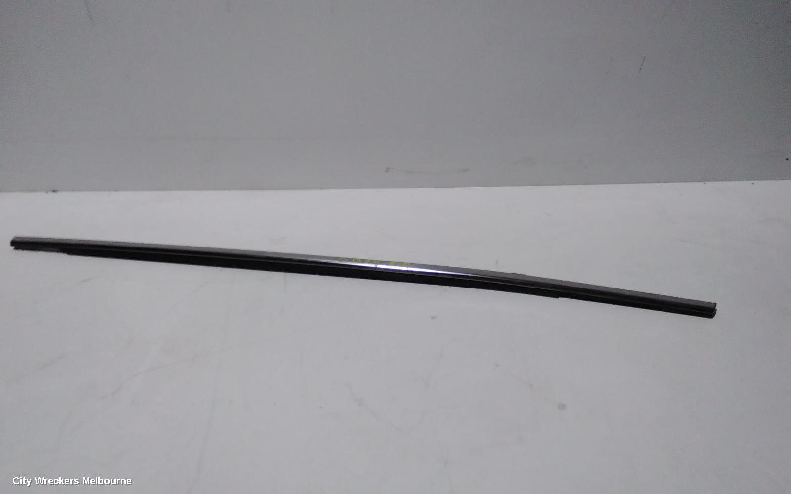 HYUNDAI SANTA FE DOOR MOULD, RHR CHROM MOULD: 89973, RH REAR, W/ CHROME INSERT TYPE, TM, 03/2018 ONWARDS