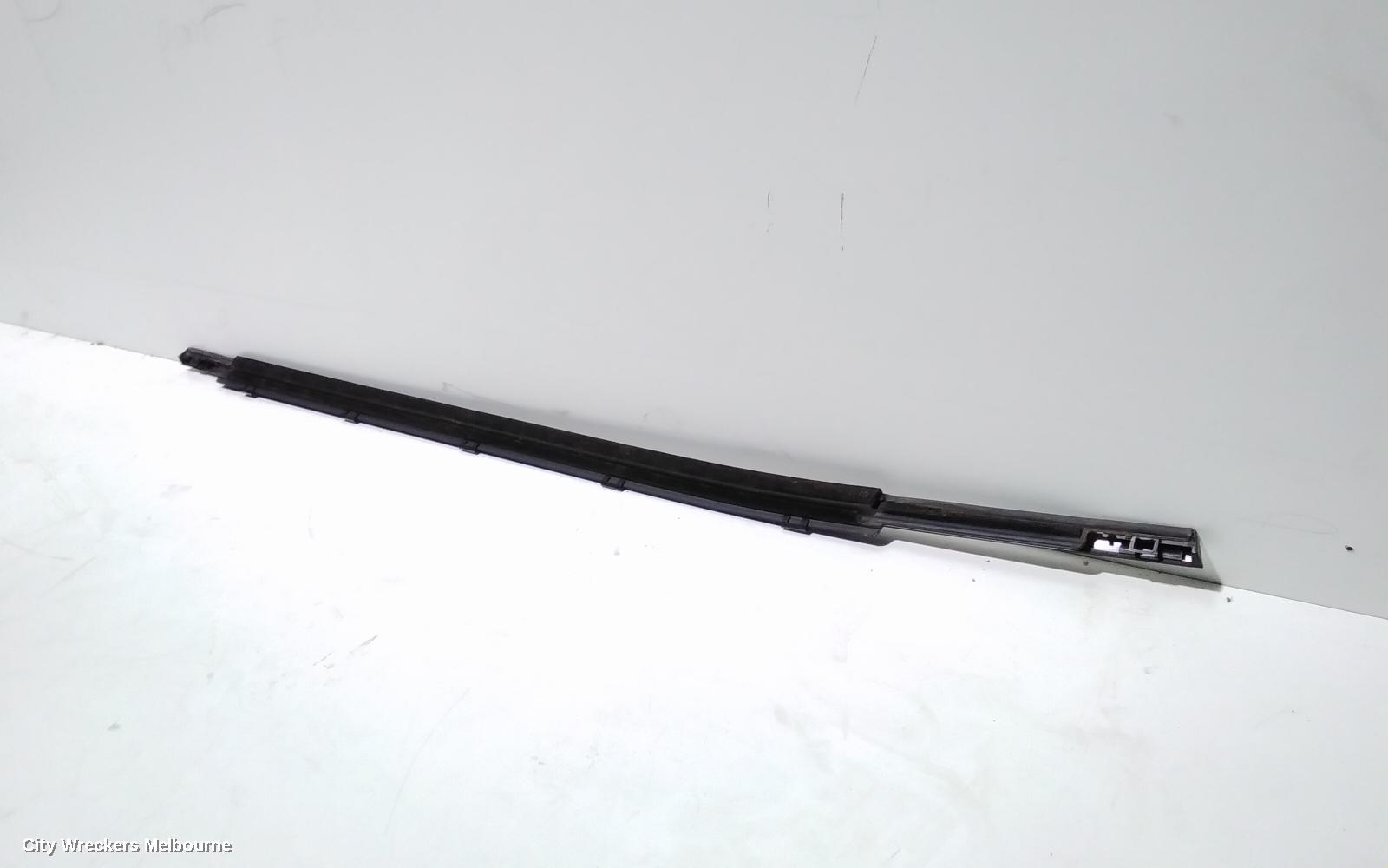 HYUNDAI SANTA FE DOOR MOULD, RHR CHROM MOULD: 89973, RH REAR, W/ CHROME INSERT TYPE, TM, 03/2018 ONWARDS