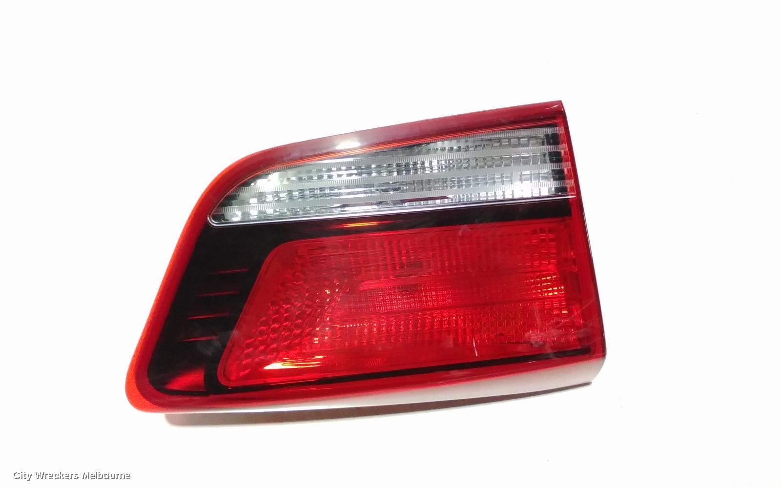 KIA RIO REAR GARNISH, TAILGATE LAMP (LH SIDE), YB, S/SI/SPORT, STANDARD TYPE, 12/2016 ONWARDS