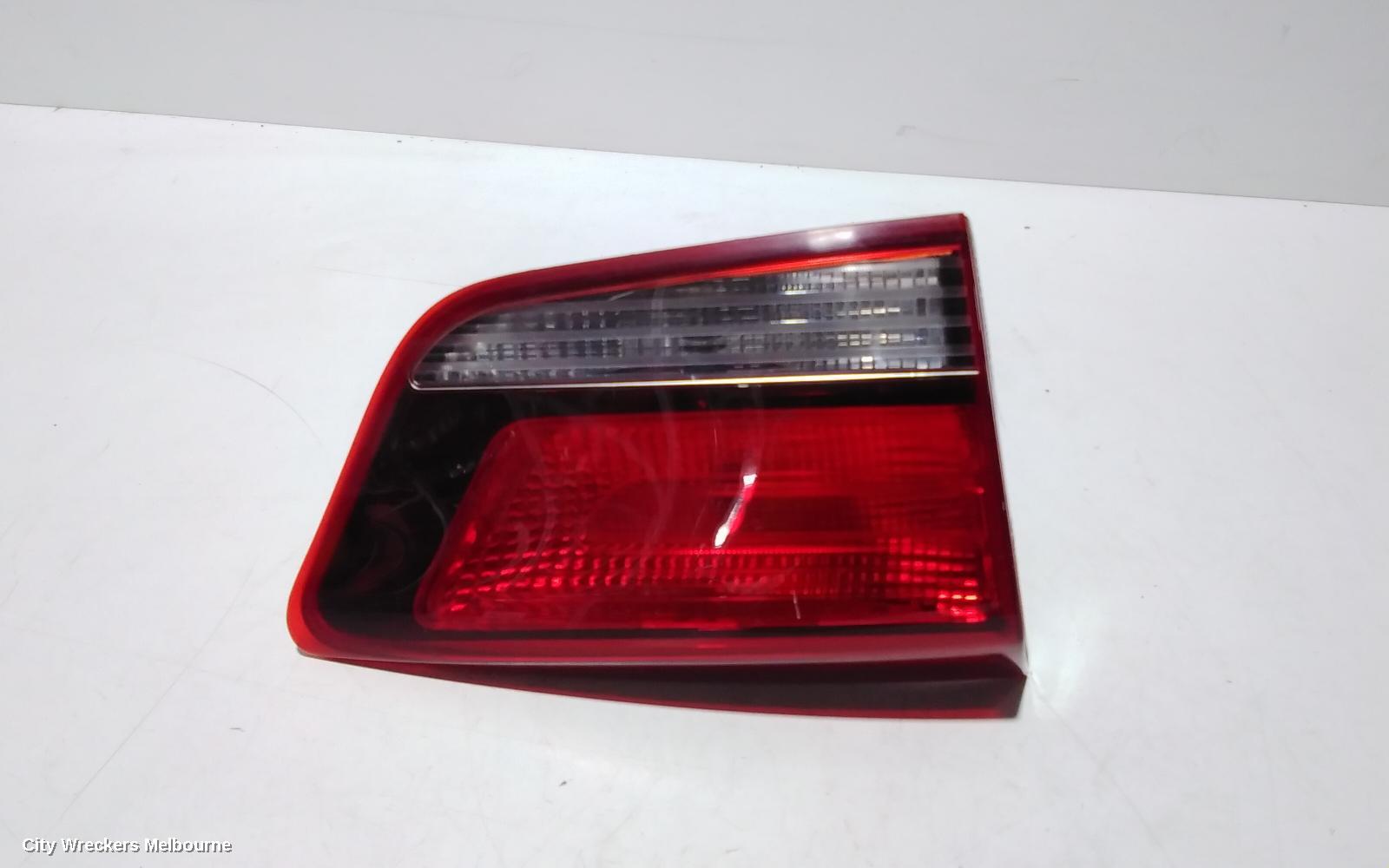 KIA RIO REAR GARNISH, TAILGATE LAMP (LH SIDE), YB, S/SI/SPORT, STANDARD TYPE, 12/2016 ONWARDS