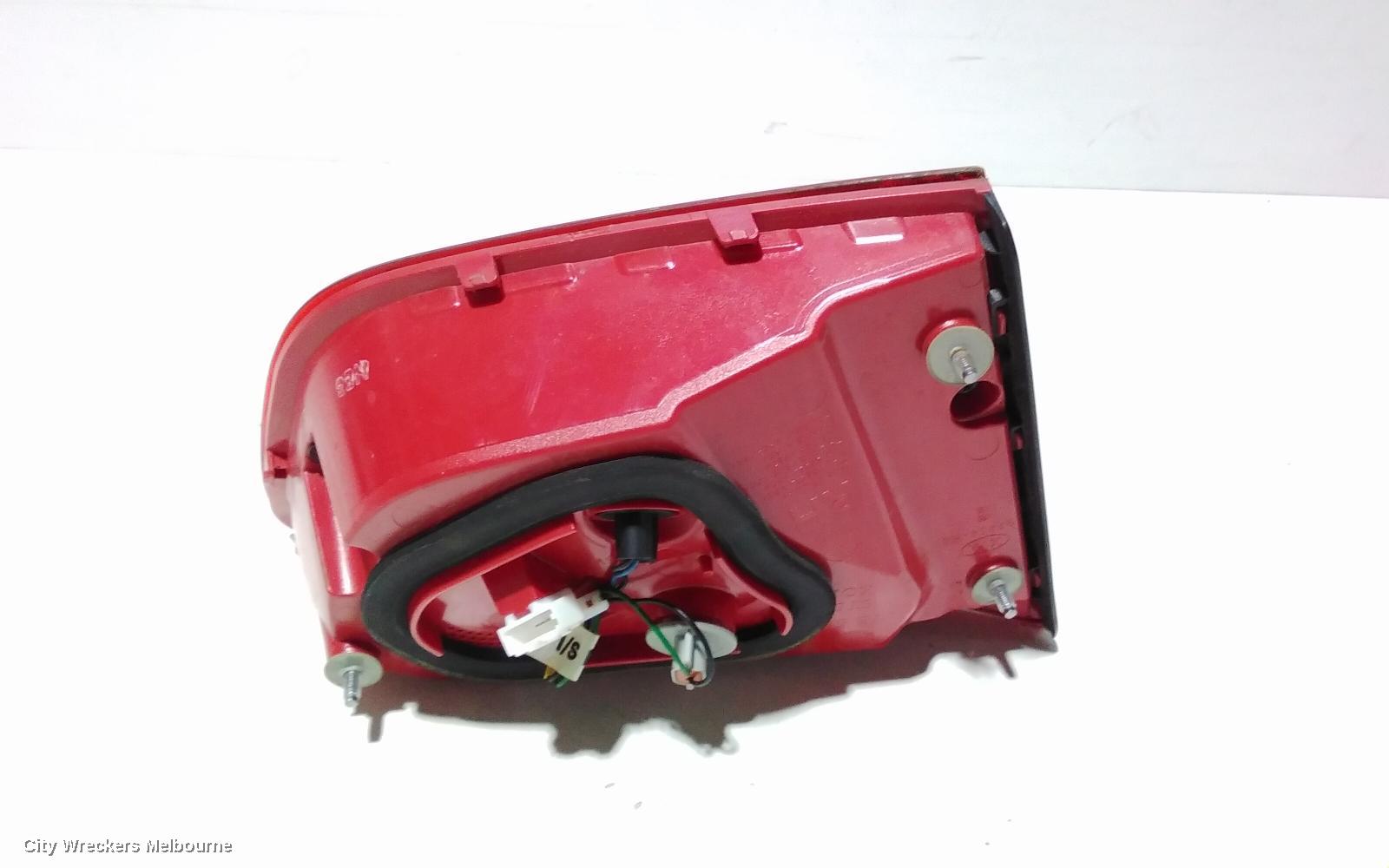 KIA RIO REAR GARNISH, TAILGATE LAMP (RH SIDE), YB, S/SI/SPORT, STANDARD TYPE, 12/2016 ONWARDS