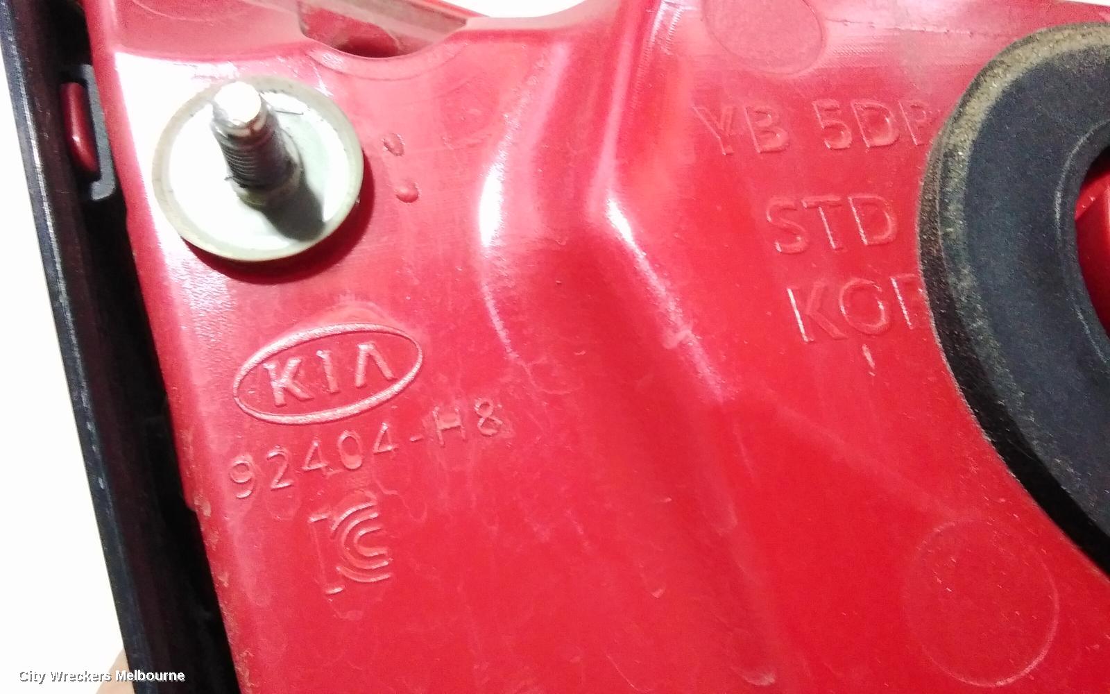 KIA RIO REAR GARNISH, TAILGATE LAMP (RH SIDE), YB, S/SI/SPORT, STANDARD TYPE, 12/2016 ONWARDS