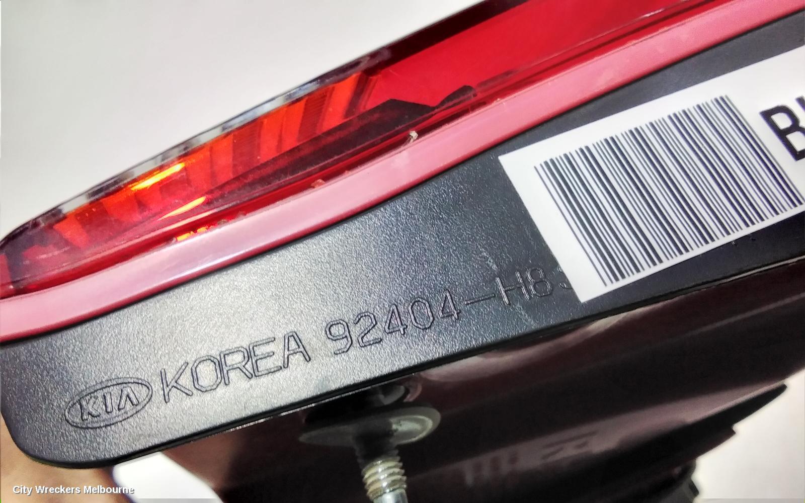 KIA RIO REAR GARNISH, TAILGATE LAMP (RH SIDE), YB, S/SI/SPORT, STANDARD TYPE, 12/2016 ONWARDS
