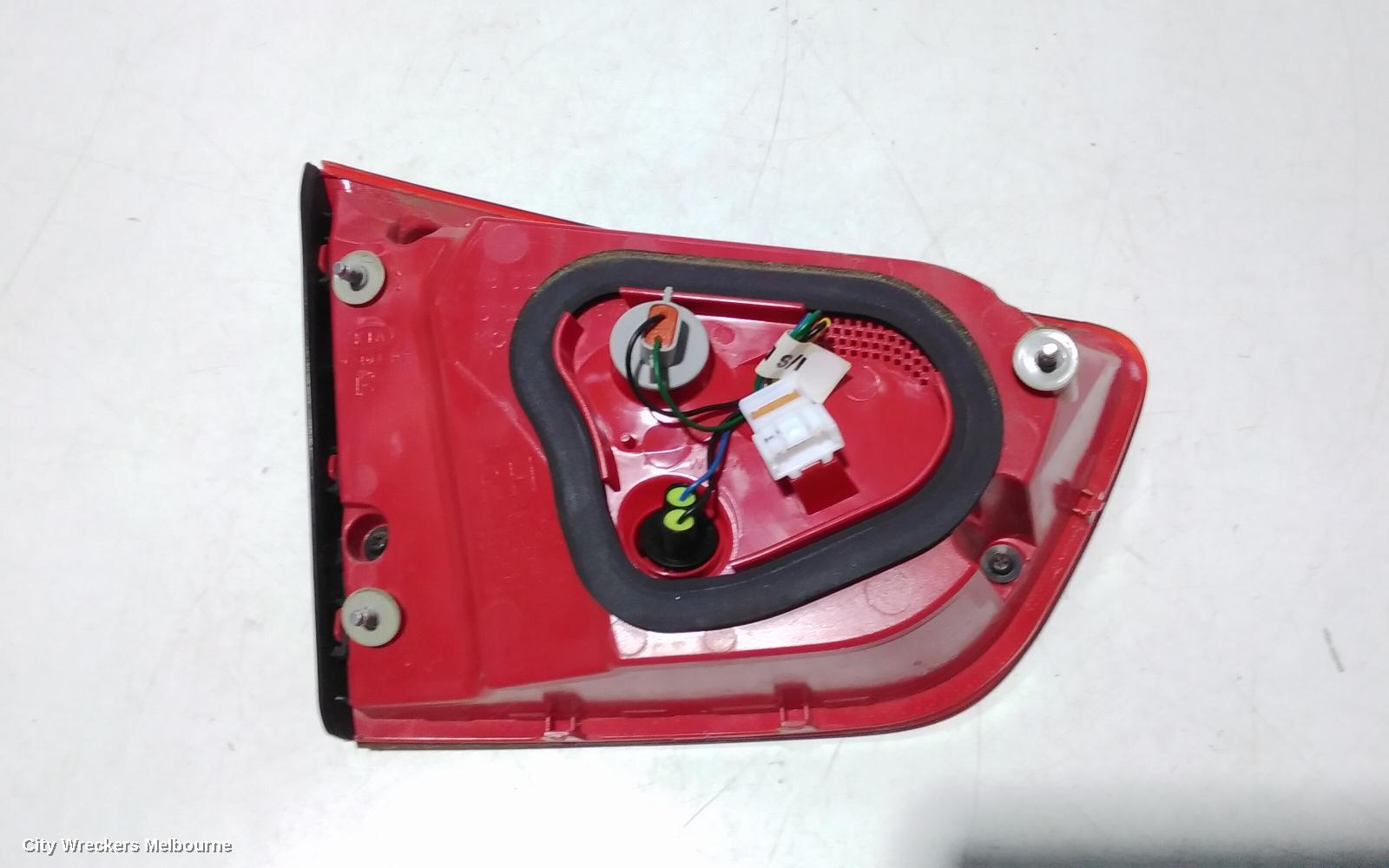 KIA RIO REAR GARNISH, TAILGATE LAMP (RH SIDE), YB, S/SI/SPORT, STANDARD TYPE, 12/2016 ONWARDS
