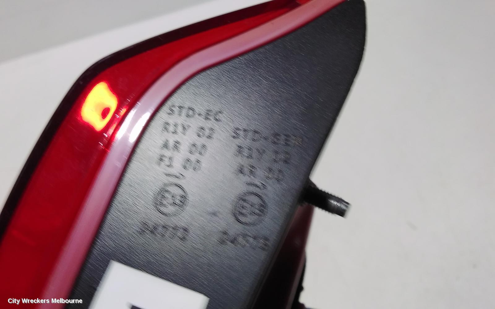 KIA RIO REAR GARNISH, TAILGATE LAMP (RH SIDE), YB, S/SI/SPORT, STANDARD TYPE, 12/2016 ONWARDS