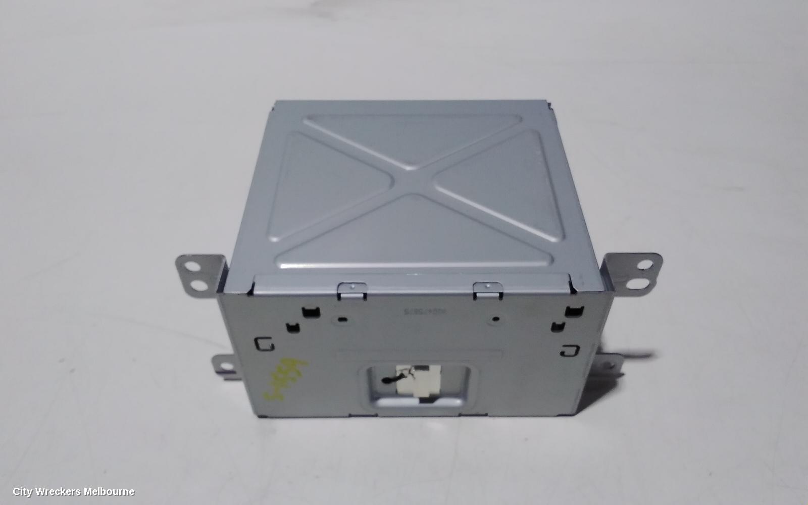 HOLDEN COMMODORE RADIO/CD/DVD/SAT/TV, DASH RADIO CONTROL PANEL/CONTROL UNIT ONLY, NON SAT NAV TYPE, VF, 05/2013 - 12/2017