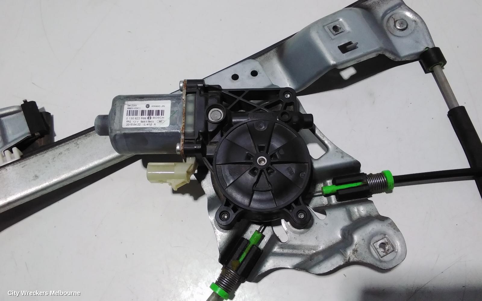 HOLDEN COMMODORE RIGHT FRONT WINDOW REG/MOTOR, VF, EVOKE, 05/2013 - 12/2017
